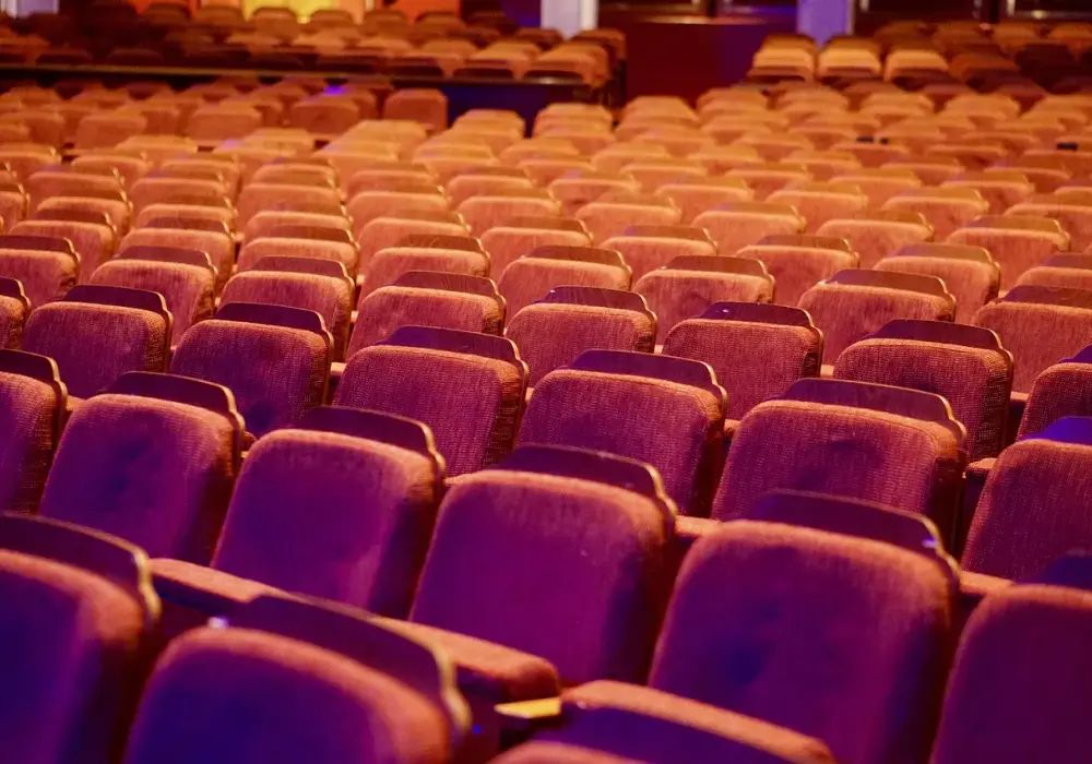 Najlepsze miejsca w teatrze: przewodnik po widowni i akustyce