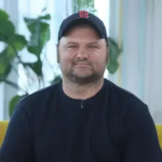Sebastian Stankiewicz w czapce z daszkiem, gotowy do kolejnych filmów.