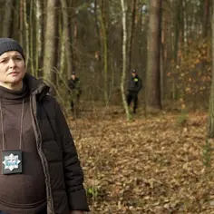 Jowita Budnik w lesie, w jednym z filmów, w roli policjantki. W tle inni funkcjonariusze.