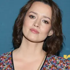 Katarzyna Maciąg w kwiecistej sukience, znana z filmów i seriali, prezentuje się zjawiskowo.