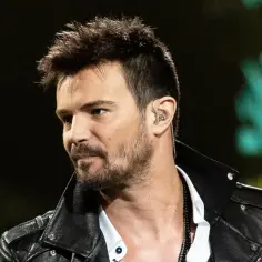 Mikołaj Krawczyk w skórzanej kurtce, gotowy do kolejnej roli w filmach.
