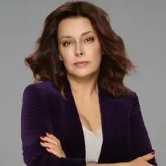Renata Dancewicz w fioletowej marynarce, znana z wielu filmów, seriali i programów, prezentuje się elegancko.