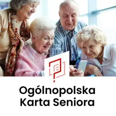 Uśmiechnięci seniorzy oglądają coś na telefonie. To promocja karty seniora warszawa.