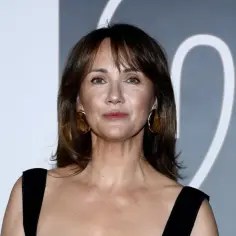 Ilona Ostrowska, znana z wielu filmów, prezentuje się w eleganckiej czarnej sukni z dużymi kolczykami.