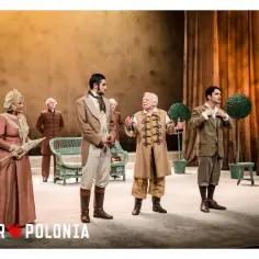 Aktorzy w strojach z epoki na scenie Teatru Polonia. Komedia Fredry "Pan" w pełnej krasie.