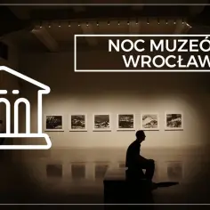 Noc Muzeów Wrocław: ludzie zwiedzają galerię sztuki, podziwiając obrazy.