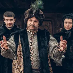 Bartłomiej Topa w historycznych strojach, jak z filmów i seriali. Wokół niego rodzina w bogatych, futrzanych szatach.
