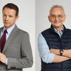 Dwóch mężczyzn, młodszy w garniturze, starszy w kamizelce. Może to kadr z jednego z filmów Lesława Żurka?