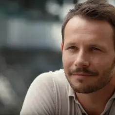 Mateusz Banasiuk w filmach Netflixa, zamyślony, patrzy na rozmówcę.