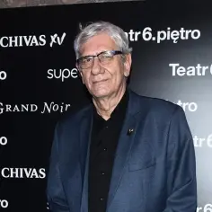 Wiktor Zborowski, znany z wielu filmów, na tle ścianki z logo Teatru 6. piętro i Chivas.