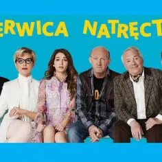 Sześć osób siedzi obok siebie. Nad nimi napis "NERWICA NATRĘCTW". Sztuka o zmaganiach z obsesjami.