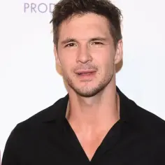 Mikołaj Roznerski, znany z wielu polskich filmów, prezentuje się w czarnej koszuli.