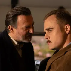 Robert Więckiewicz w filmie, w rozmowie z innym mężczyzną.