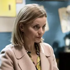 Małgorzata Foremniak w filmach często wciela się w role silnych kobiet. Tutaj w jasnym płaszczu, z subtelnym naszyjnikiem.