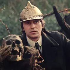 Jan Nowicki w hełmie i z czaszką w ręku, scena z jednego z jego filmów.