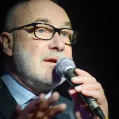 Piotr Machalica w okularach, z brodą, mówi do mikrofonu. Wspomnienie jego ról w piotr machalica filmy.