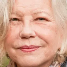 Portret Małgorzaty Zajączkowskiej, aktorki znanej z wielu filmów. Jej uśmiech rozjaśnia twarz.