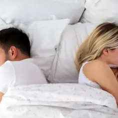 Para leży w łóżku odwrócona od siebie. Ona z blond włosami, on z ciemnymi. Czasem małżeństwo to morderstwo.