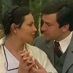 Tomasz Stockinger w filmie, czuły moment z ukochaną na tle lasu.