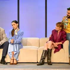 Aktorzy na kanapie podczas artur barciś show.
