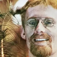 Daniel Olbrychski w okularach i z piórem pawim, w kadrze z jednego z jego filmów.