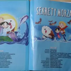 Ilustracja z filmu "Sekrety morza". Dzieci i foki razem czy osobno? Zobacz obsadę i twórców.