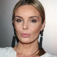 Agnieszka Włodarczyk w długich, czarnych kolczykach z frędzlami, gotowa na premierę kolejnych filmów.