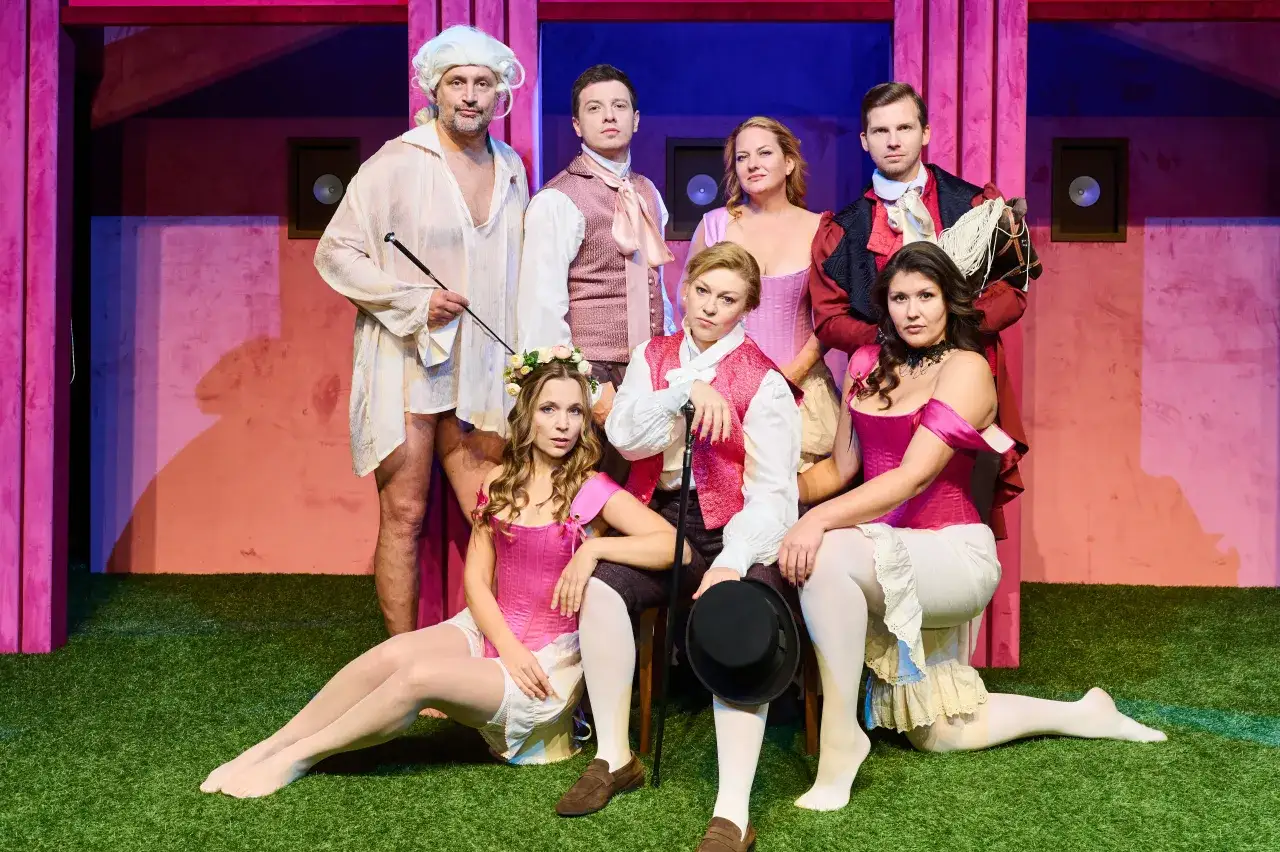 Aktorzy w strojach z epoki na scenie Teatru Capitol przygotowują się do sylwestrowego spektaklu.