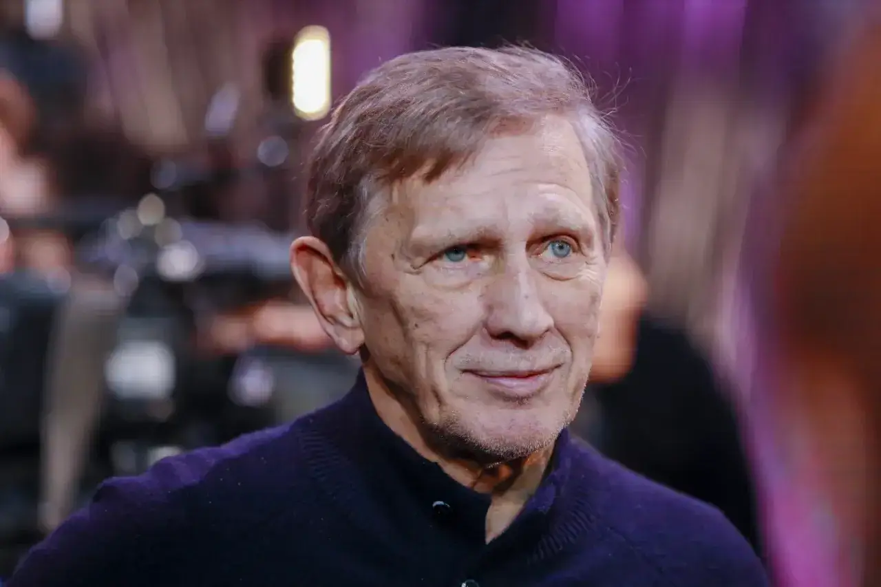 Jan Englert, znany z wielu niezapomnianych ról w polskich filmach, z charakterystycznym spojrzeniem.