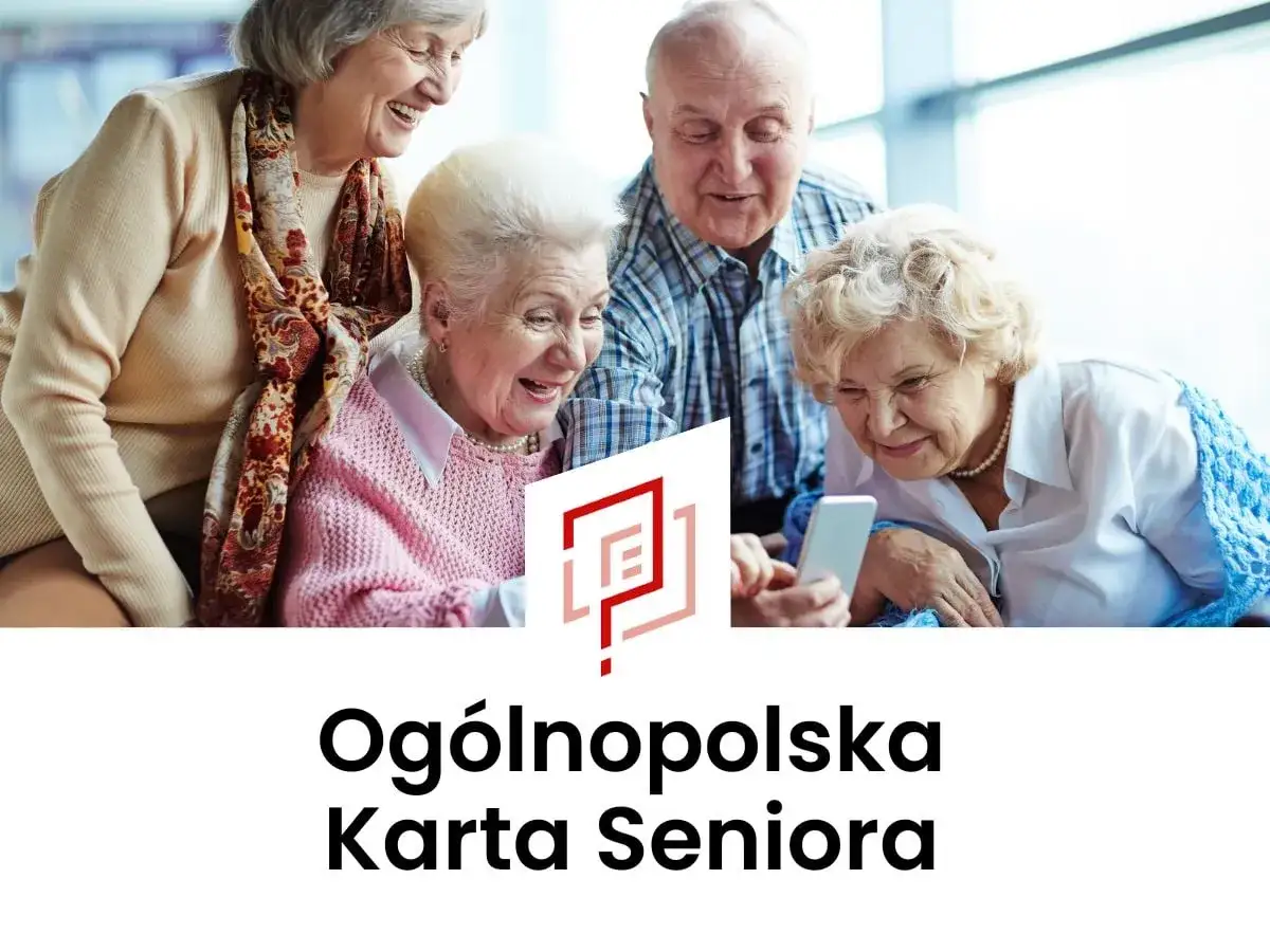 Uśmiechnięci seniorzy oglądają coś na telefonie. To promocja karty seniora warszawa.