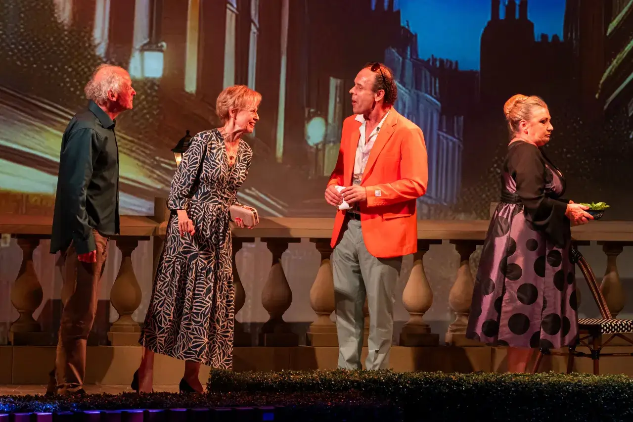 Aktorzy na scenie w Warszawie. Warto iść do teatru, by zobaczyć takie emocje!