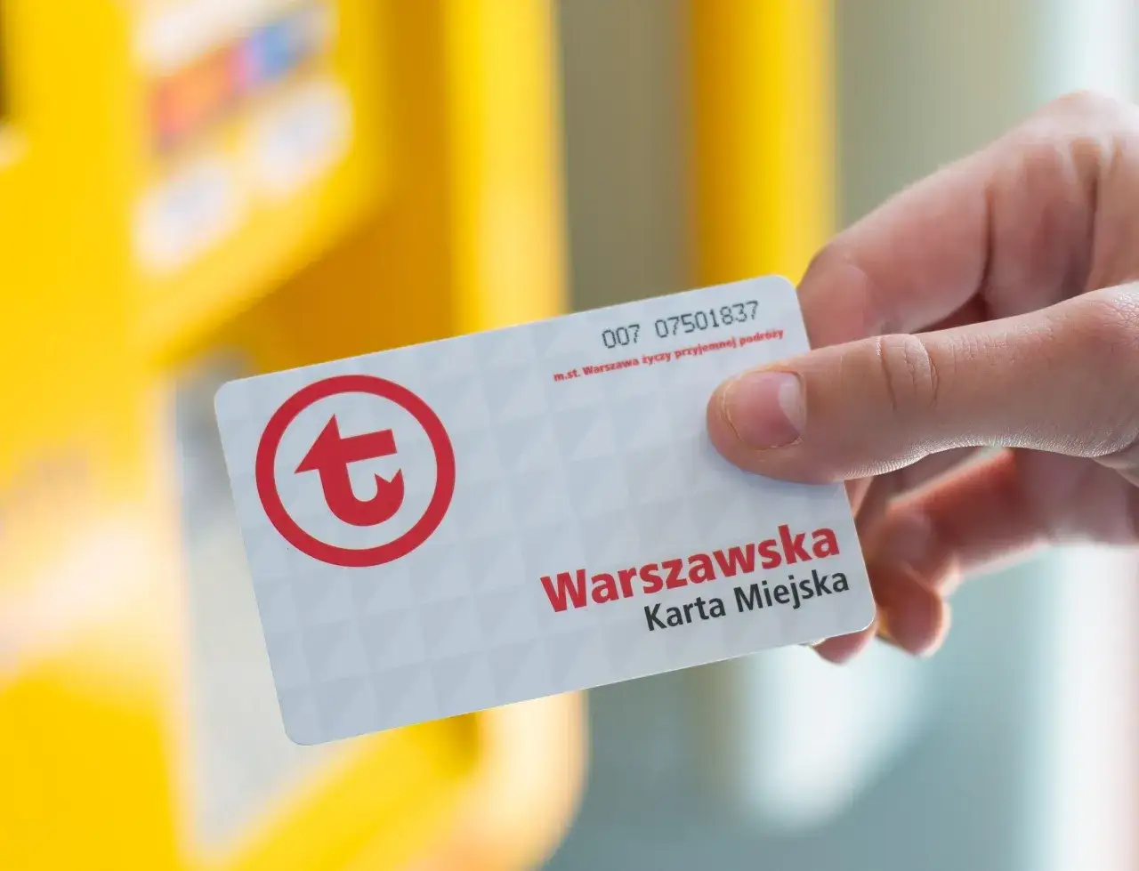Warszawska Karta Miejska, idealna dla seniorów, ułatwia podróżowanie po stolicy.