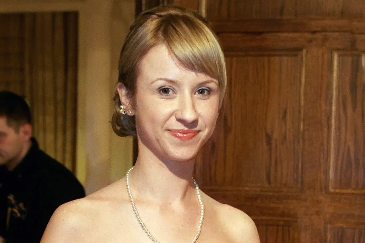 Uśmiechnięta Katarzyna Ankudowicz, znana z wielu filmów, w perłach i eleganckiej sukni.