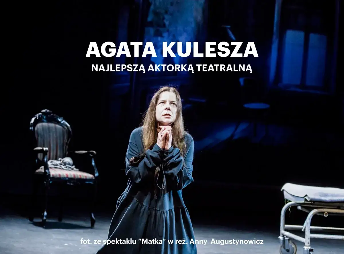 Agata Kulesza w poruszającej roli teatralnej. Aktorka w dramatycznym geście na scenie.