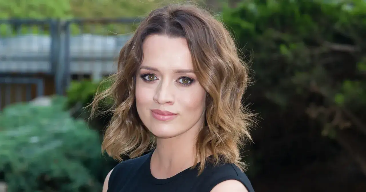 Katarzyna Maciąg, znana z ról w filmach, serialach i programach, prezentuje się w naturalnym otoczeniu.