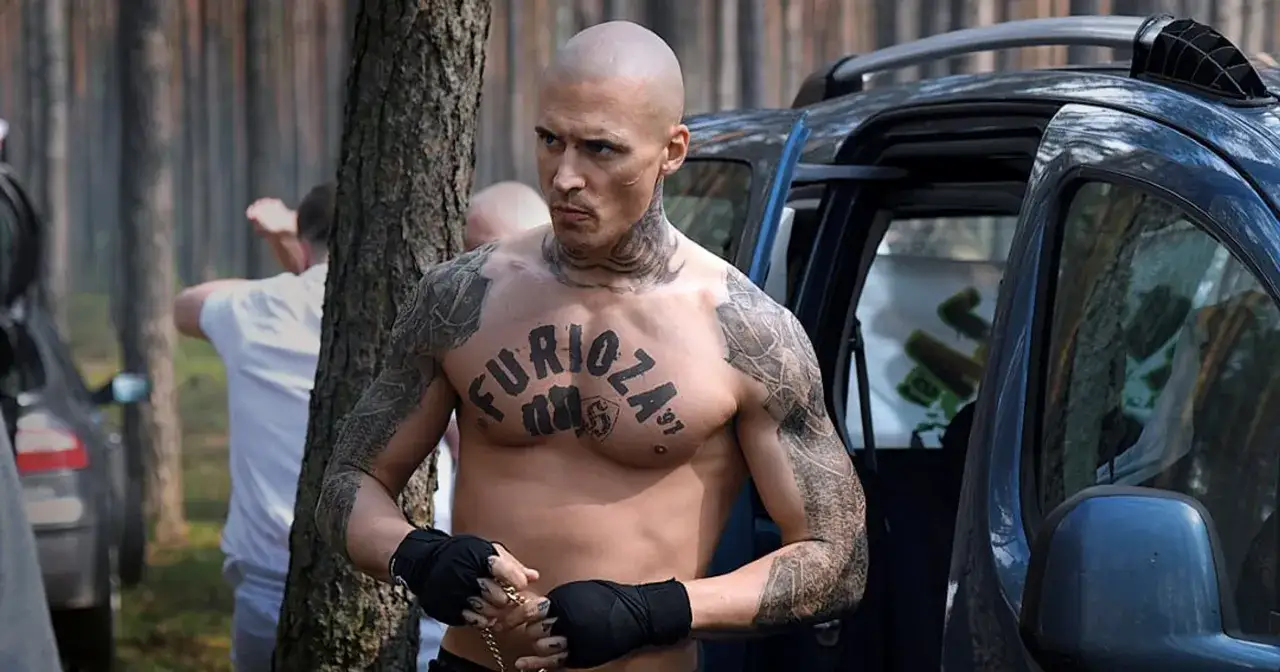Mateusz Damięcki w filmach, z tatuażem 