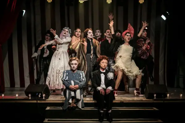 Warszawskie teatry w lipcu: repertuar, spektakle plenerowe i promocje
