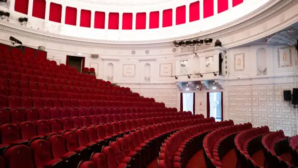 Teatr Komedia Warszawa: Repertuar, bilety i wszystko, co musisz wiedzieć
